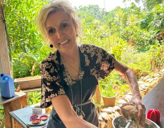 Kiddo medewerker kookt in Kandy