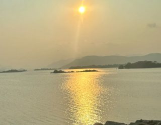 Zondsondergang meer in Gal Oya