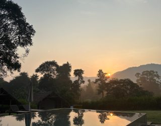 Zwembad met zonsondergang glamping