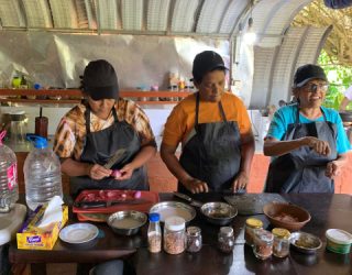 Locals zijn aan het koken