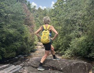 Kiddo werknemer op rots tijdens jungle hike