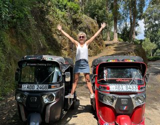 Kiddo medewerker met twee tuk tuks